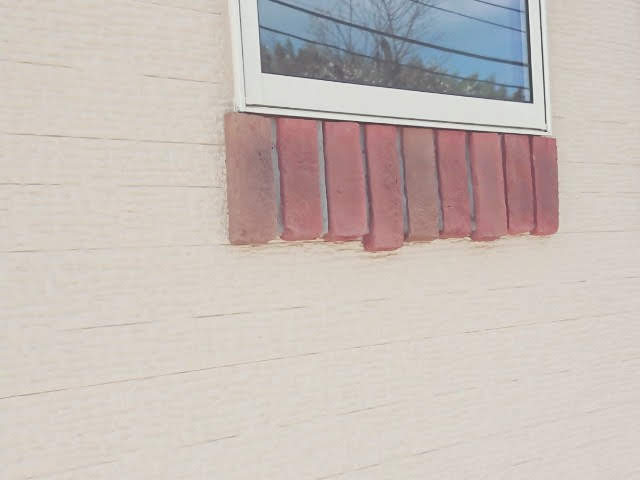 窓下のレンガ飾り